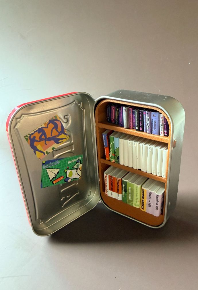 Altoids Tin Mini Adjustable Bookshelf